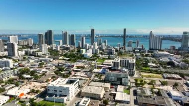 Batı Miami 'den doğu manzaralı Wynwood Biscayne Körfezi 4k