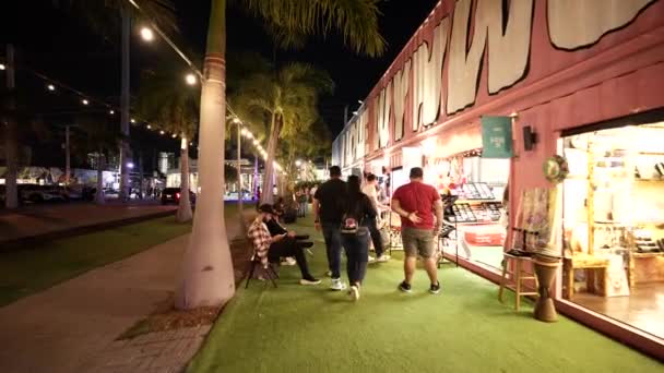 Lojas Contêineres Wynwood Miami Noite Movimento Vídeo Gimbal Estabilizado — Vídeo de Stock