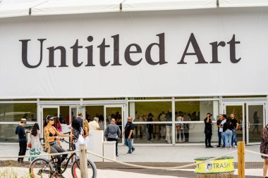 Miami Beach, FL, ABD - 4 Aralık 2021: 2021 Sanat Basel için Miami Beach halkı