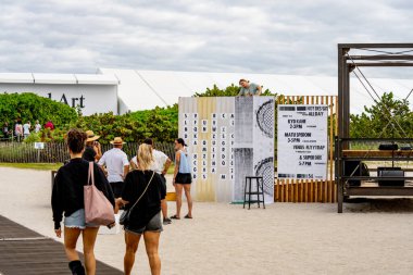Miami Beach, FL, ABD - 4 Aralık 2021: 2021 Sanat Basel için Miami Beach halkı