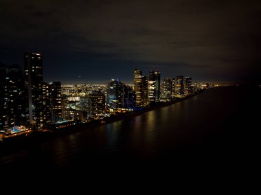 Deniz kıyısındaki apartmanlar Sunny Isles Sahili