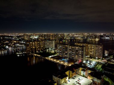 Miami FL 'deki apartman daireleri gece hava fotoğrafı