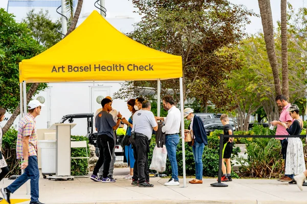 Miami Beach Usa December 2021 Young Crowds Miami Beach Art — Stock Photo, Image