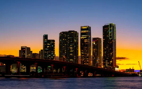 Όμορφα Χρώματα Στο Twilight Downtown Miami Σκηνή Της Πόλης — Φωτογραφία Αρχείου