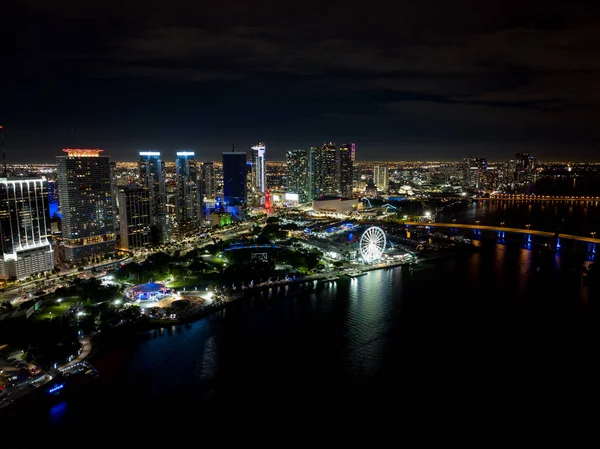 夜の空中写真ダウンタウンマイアミ2021 — ストック写真