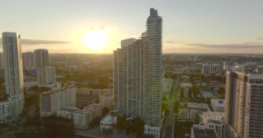 Arka planda günbatımı olan Miami 'deki Paramount Bay apartmanı. 5k hava görüntüsü