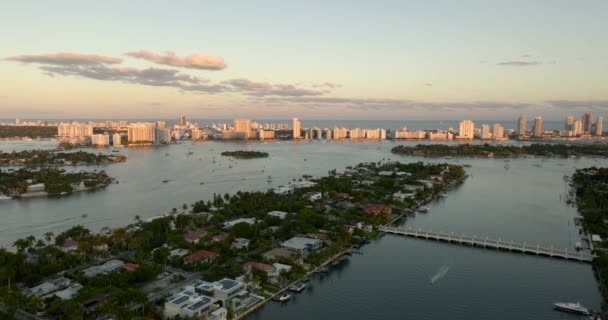 Légi Felvétel Távolítsa Drónfelvételeket Luxusvillákról Miamiban — Stock videók