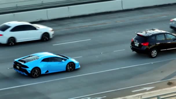 Hava Video Bebeği Trafikte Mavi Lamborghini — Stok video