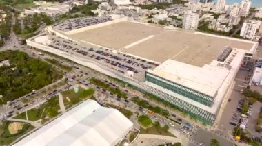Art Basel için çatıda park yeri olan Miami Beach Kongre Merkezi.