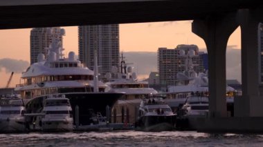 Island Gardens 'ta yatlar Miami' de günbatımı videosu