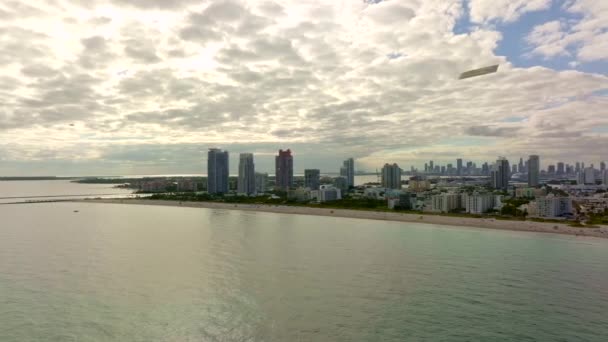 Εναέρια Απέραντο Παραθαλάσσιο Τοπίο Miami Beach Συννεφιασμένο Ουρανό — Αρχείο Βίντεο