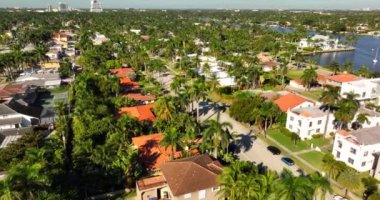 Hollywood Lakes FL USA yerleşim bölgeleri. İnsansız hava aracı ile 5k görüntü