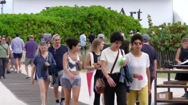 アート バーゼル マイアミ ビーチへ歩く人々 — ストック動画