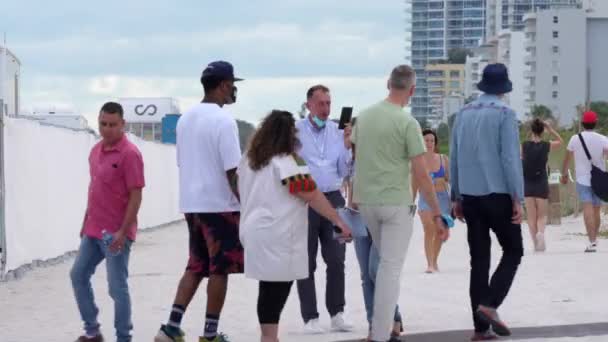 巴塞尔艺术期间在迈阿密海滩散步的游客 — 图库视频影像