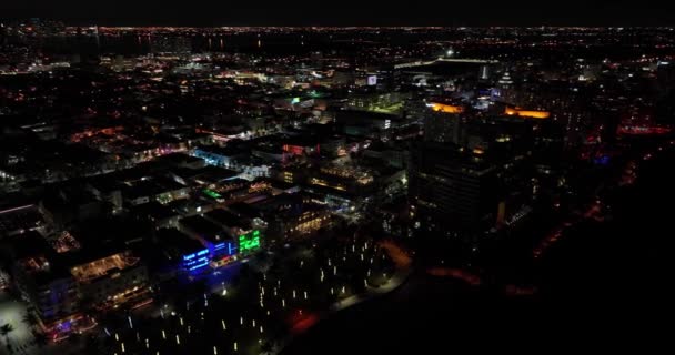 夜の空中マイアミビーチ オーシャンドライブネオン5K — ストック動画