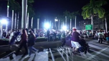 Bir tatil töreninde kalabalıkların arasında yürüyen ilk kişi.