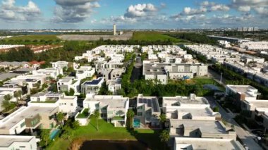 Doral 4k 'daki malikaneler insansız hava aracı görüntüleriyle dolu.