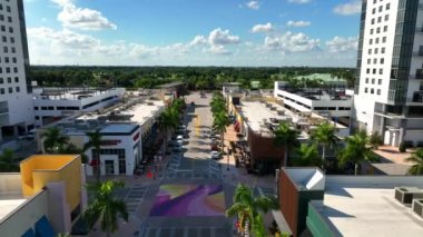 Şehir merkezindeki Doral 53. Cadde Paseo Bulvarı 'ndan alışveriş yapıyor.