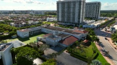 Şehir merkezindeki Doral Charter İlkokulu.