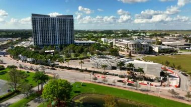 Şehir merkezindeki Doral Park ve Kültür Sanatları Merkezi