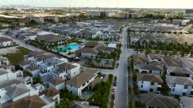 The Residences Resort in Downtown Doral havuzu ve kulüp binası