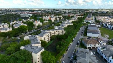 Doral FL 'deki eski apartmanların video klipleri.