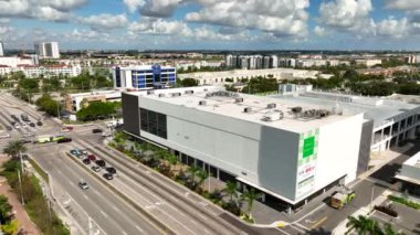 Doral Square alışveriş merkezi Miami. 4k hava aracı videosu