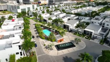 Oasis Doral yüzme havuzu. 4k hava aracı emlak videosu