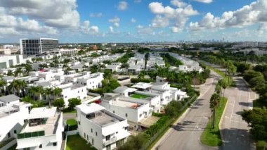 Gökyüzü insansız hava aracı videosu Vaha Doral lüks evleri