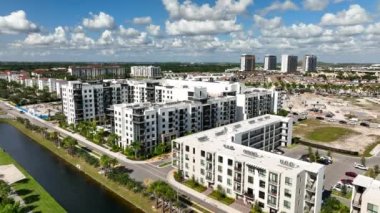 Doral FL USA 'deki konut gelişmeleri. 4k hava aracı denetim videosu