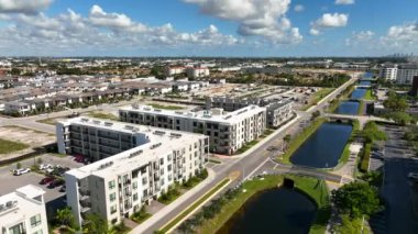 Miami 'de Doral 41. Cadde' de inşaat. 4k İHA denetim görüntüsü