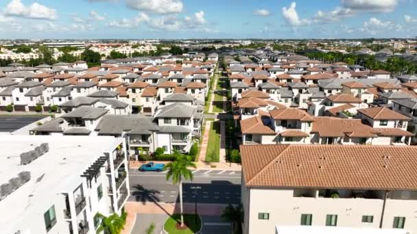 Luxus Reihenhäuser Aus Der Luft Verkaufen Doral Miami — Stockvideo