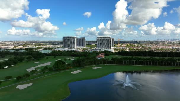 Anflug Aus Der Luft Downtown Doral Von Der Golfplatzlandschaft — Stockvideo