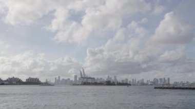 Miami Limanı 'ndan geçen 6K' lık bir deniz uçağı
