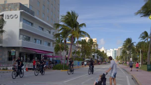 6K视频迈阿密海滩自行车警察巡逻 — 图库视频影像