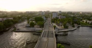 Palmetto Park Yolu Boca Raton asma köprüsü. 4k hava görüntüsü