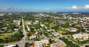 Boca Raton kuzeye doğru uçuyor.