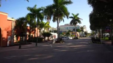 Sanborn Meydanı Boca Raton FL 'den alışveriş yapıyor.