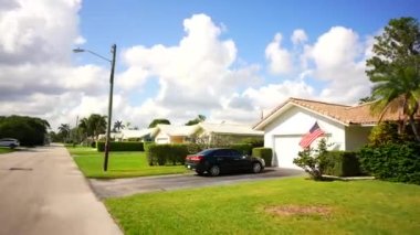 Çimleri olan ve yolları olan güzel evler Boca Raton FL