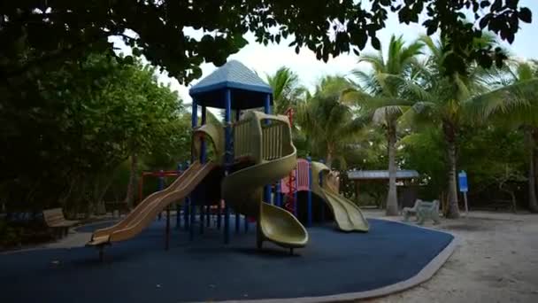 Vídeo Movimiento Parque Infantil Con Diapositivas — Vídeo de stock