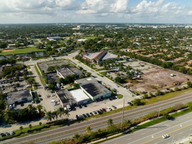 Boca Raton 'ın batı manzarasından geçen demiryolu rayları.