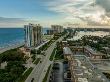 Hava fotoğrafı Kuzey Okyanusu Bulvarı Boca Raton gün batımında güneye bakıyor.