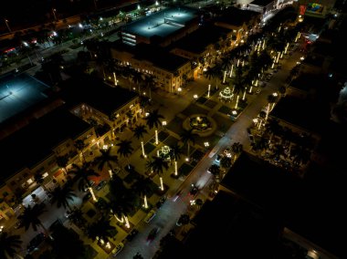 Gece fotoğrafı Boca Raton Mizner Park Florida