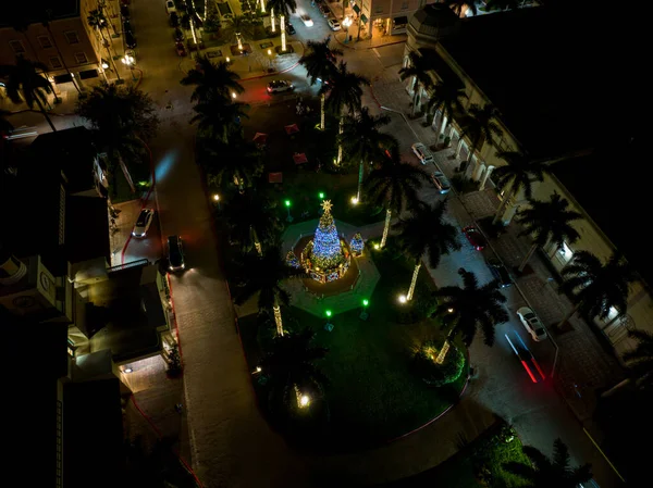 Mizner Park Boca Raton FL 'de hava fotoğrafı tatili süslemeleri.
