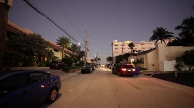 Hollywood Beach, FL, ABD - 28 Aralık 2021 Hollywood Beach FL Oregon Caddesi 'ndeki otel ve apartman daireleri. 4k sabit hareket videosu