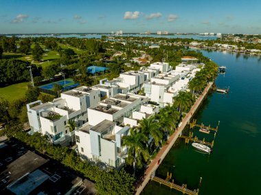 Miami Beach, FL, ABD - 20 Aralık 2021: Miami Körfezi 'ndeki lüks kasaba evlerinde havadan çekilmiş fotoğraf Aria