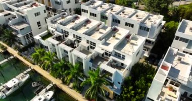 Iris Miami sahillerindeki lüks evlerde