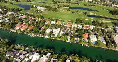 Kanal ve golf sahalarındaki evler 5k hava görüntüsü