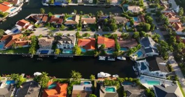 Miami 'de yüzme havuzlu 5k insansız hava aracı lüks evleri gösteriyor.