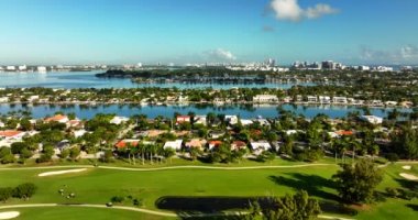 Lüks Miami Plajı gayrimenkul ve golf sahaları. 5k drone hava görüntüsü